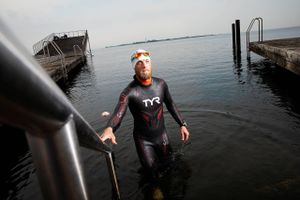 Den 41-årige Lars Simonsen hopper tirsdag i vandet for at svømme 1.300 km rundt om Danmark. Ved siden af sejler mor på 67 år i kajak.