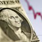 Den amerikanske dollar har stået stærkt i mange år, men nu er den på vej ned. Det er uheldigt for danske eksportvirksomheder, der vil få sværere ved at sælge deres varer i USA. Foto: Reuters/Dado Ruvic