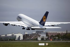 Tyske Lufthansa er blandt de fire store selskaber, der har sendt en appel til EU og USA om ensartede testregler og krav for flyvninger over Atlanten. Foto: AP/Axel Heimken