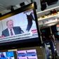 Efter en næsten timelang tv-tale sent mandag underskrev Ruslands præsident Vladimir Putin dokumenter, der anerkender to selvudråbte republikker i Østukraine. Her ses Putin på en tv-skærm i presserummet i Det Hvide Hus i Washington. Foto: Joshua Roberts/Reuters