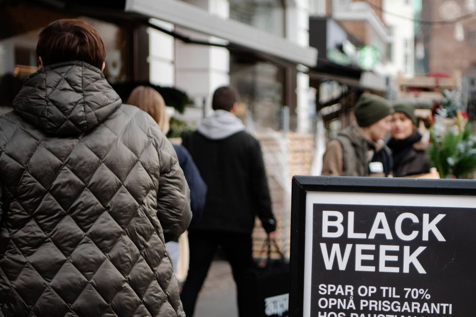 Gode tilbud har i flere år trukket flere og flere forbrugere til truget på black friday. I år var der større interesse end rekordåret 2021. Men én by overgik dem alle.