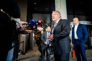 Lars Løkke Rasmussen (M) gik ind ad bagdøren og forlod en time senere Hotel Scandic ad fordøren. På sjette sal havde han og Troels Lund Poulsen (V) holdt møde. En blå regering var død – nu handler spillet om at finde ud af, hvis skyld det var.