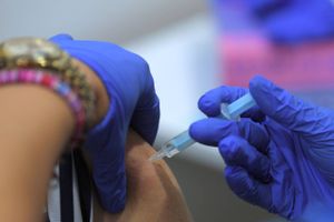 Regeringen har tidligere afvist at suspendere vaccinepatenter, men et amerikansk kursskifte har givet SF og Enhedslisten nyt blod på tanden. 