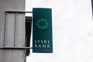 Kerneforretningen går frem, men kursreguleringer og tab på egenbeholdningen koster Jyske Bank dyrt.
