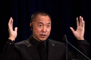 Guo Wengui lovede sine fans rigdomme, frihed og et Kina fri for Det Kommunistiske Parti. Han blev venner med flere i Donald Trumps inderkreds og en af internettets mediemoguler for falske nyheder. Nu er han arresteret.