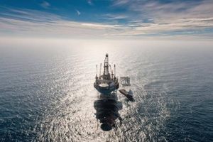 Maersk Oil har ellers erklæret Nordsøen for et satsningsområde, men de lave oliepriser gør en række oliefelter urentable. Det er baggrunden for, at man lukker tre felter i den britiske sektor. Her ses produktionen fra Golden Eagle-feltet i den britiske del af Nordsøen.