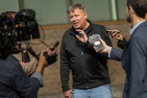 En tidligere Pandora-chef beskyldte mandag under strafansvar sin gamle arbejdsgiver for ville snyde Kasi-familien for millioner.  