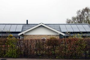 I 2012 vedtog Folketinget at frede 85.000 solcelleejeres afregningsvilkår i 20 år. Alligevel er der nye regler på vej, som indebærer årlige ekstraregninger på mere end 40 mio. kr.