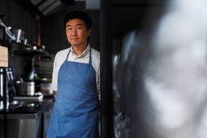 Kok og restauratør Jacob Burmølle-Jensen har forvandlet et konkursramt projekt til en lille, intens restaurantoplevelse med personlig charme og god energi på en anonym adresse i udkanten af Odense.