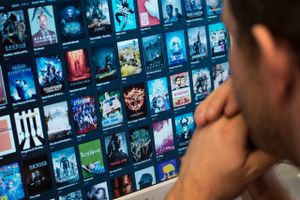 Forbruget af streamingtjenester vokser år for år, og i 2020 var der næsten lige så mange danskere, der streamede ugentligt, som der så traditionelt tv. Det viser ny delrapport, der sætter tal på udbredelsen af bl.a. Netflix, Mofibo og Podimo.