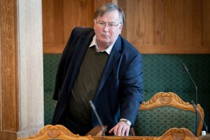 Flere eksperter stiller sig tvivlende over for, om Claus Hjort Frederiksen kan dømmes efter en sjældent anvendt paragraf i straffelovens bestemmelser om landsforræderi. 