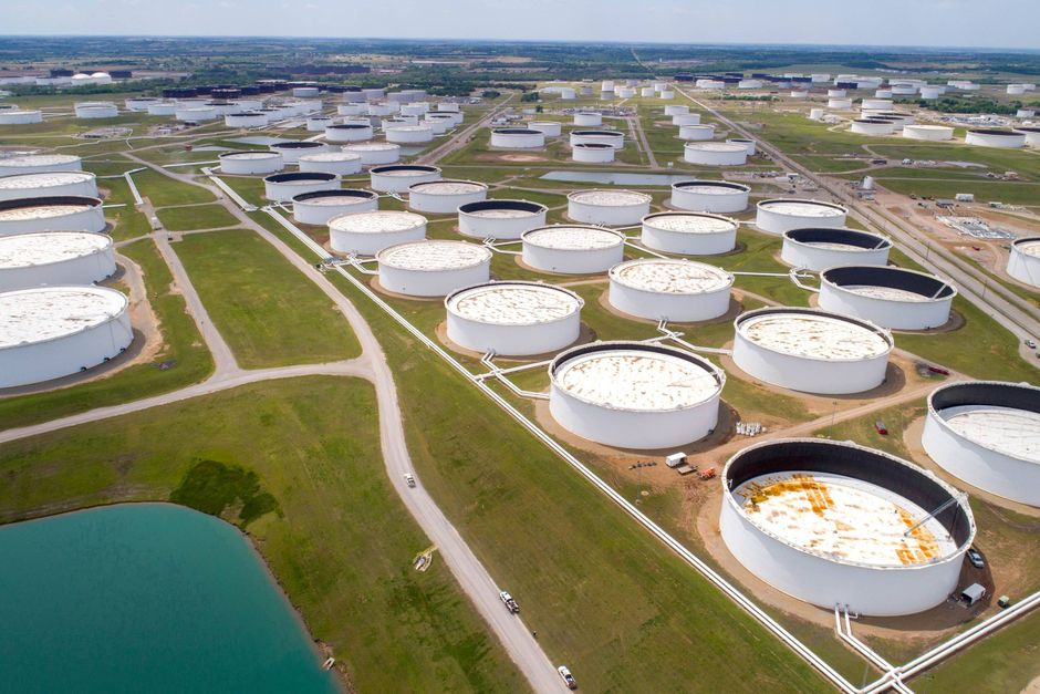 Olielagertanke så langt øjet rækker. Den sydlige udkant af Cushing i Oklahoma er hjemsted for den råolie, der handles på råvarebørsen i New York. Foto: Reuters