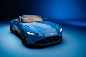 2021-udgaven af Aston Martin Vantage roadster kan klare 0-100 på bare 3,7 skunder og har en topfart på 305 km i timen - med taget oppe. foto: Aston Martin. 