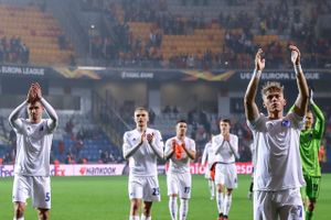 FC København-spillerne efter det første opgør mod Istanbul Basaksehir torsdag aften, der endte 1-0 til tyrkerne. Nu er returopgøret blevet udsat på ubestemt tid. (Foto: STRINGER/Ritzau Scanpix)  