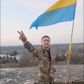 En mand i militæruniform viser et V-tegn, mens han holder et ukrainsk flag i den anden hånd. Billedet er fra en video, der angiveligt er filmet i byen Kalynivske i Kherson-regionen onsdag. Ifølge Ukraines forsvarsministerium er ukrainske styrker nu gået ind i Kherson, mens russerne har forladt byen. Foto: Handout/Reuters