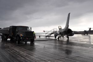 Et dansk F-16 kampfly bliver tanket på Thule-basen under en øvelse i august 2014
