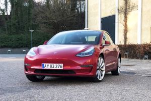 Salget af brugte eldrevne biler er det seneste år steget 410 pct., viser nye tal fra Bilbasen. Tesla Model 3 er for første gang den mest søgte bil på brugtbilbasen.