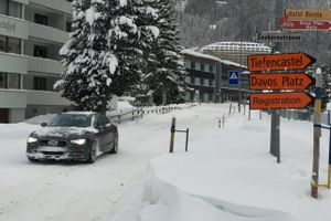 Davos bliver overfyldt med limousiner i denne uge; især af mærket Audi, der sponsorerer World Economic Forum. Normalt nypolerede og skinnende, men det seneste døgns snemængder kan gøre selv en limousine helt vinteralmindelig. Den brune bygning i baggrunden er Institut für Schnee- under Lawinenforschung og bag den anes det futuristiske hotel InterContinental. 
