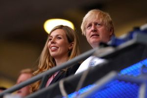 Til almindelig overraskelse faldt antallet af smittede i Storbritannien, da restriktionerne faldt væk.