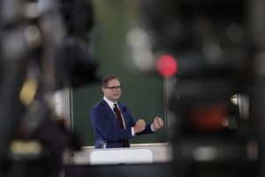 Med fem måneders forsinkelse er finansloven for i år klar. Regeringen får fire partier med i aftalen.