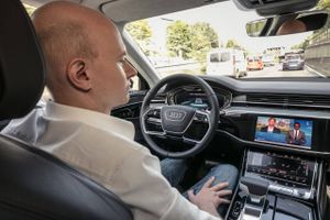 Den nye Audi A8 kan ifølge fabrikken være selvkørende på niveau 3, hvor man i perioder kan slippe rattet helt. Lovgivningen tillader dog endnu ikke at bruge systemet i hverken Tyskland eller Danmark. Foto: Audi