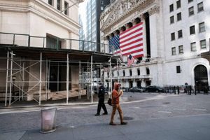 New Yorks gader ligger mere eller mindre øde hen - også på Wall Street. Mandag var investorerne optimistiske og noget tyder på, at aktiemarkedet igen åbner til positive takter tirsdag. Foto: AP