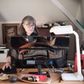 Nina Smith, professor ved Institut for Økonomi, Aarhus Universitet, til interview om ligestilling og moderskab i et samfundsøkonomisk perspektiv. Nina Smith tjekker sine mails. Foto: Mads Frost