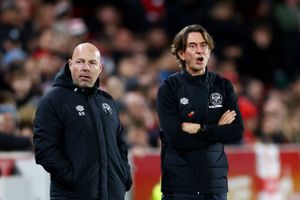 Brian Riemer (tv.) var assistent for Thomas Frank (th.) i Brentford, inden han blev cheftræner hos Anderlecht i Belgien. Foto: David Klein