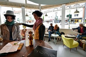 Genåbning på tysk: Café Livres på Moltkestraße i Essen har taget mannequindukker i brug for at sikre den korrekte afstand mellem gæsterne. Foto: AP/Martin Meissner