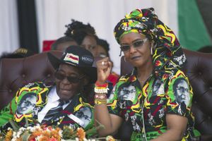 Zimbabwes præsident, Robert Mugabe, har tilsyneladende banet vejen for sin 41 år yngre hustru, Grace Mugabe. 