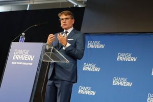 Til Dansk Erhvervs Årsdag var det helt store emne manglen på arbejdskraft. Virksomhederne vil have sænket beløbsgrænsen og finde svaret i udlandet, mens regeringen vil aktivere de 45.000 unge, der ikke er under uddannelse eller i beskæftigelse.
