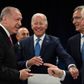 Tyrkiets præsident Tayyep Erodgan, USA’ s præsident Joe Biden, Natos generalsekretær Jens Stoltenberg og Storbritanniens premierminister Boris Johnson fandt smilene frem under topmødet, der oplistede de alvorlige trusler, som alliancen står foran. Foto: Gabriel Bouys/AFP