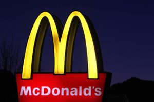 På grund af krav om bordreservation vil McDonald's ikke åbne for gæster indendørs på onsdag.