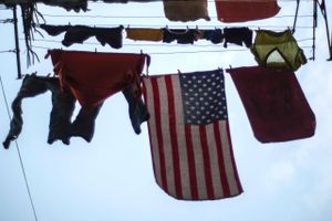 Et badehåndklæde med det amerikanske flag er hængt til tørre mellem to bygninger i Cubas hovedstad, Havana.