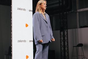 Zalandos nordiske chef, Joanna Hummel, der her ses på scenen under Copenhagen Fashion Week, satser på at få endnu flere danske modemærker på onlineplatformen. Foto: Zalando PR.