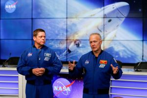 Nasa-astronauter Doug Hurley (til højre) og Bob Behnken (til venstre) bliver sendt til ISS den 27. maj i et rumfartøj fra SpaceX. Arkivfoto: Joe Skipper/Reuters