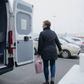 Helmuth Grodon Thomsen og Kisbæk Gårdmælk holder fem dage om ugen på forskellige p-pladser, hvor kunder henter og køber mælk fra bedriften i Løgumkloster i Sønderjylland. Foto: Kasper Heden Andersen