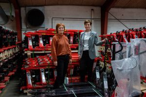 Adm. direktør Gitte Kirkegaard (th.) og produktionsdirektør Gitte Pedersen, som er søstre, står bag eksportvirksomheden Logitrans i Ribe. De er tredje generation i familieselskabet. Foto: Marie Ravn.  