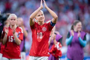 30 år: Hun er en af Danmarks bedste fodboldspillere, og en tidligere medspiller og assistenttræner for kvindelandsholdet fortæller, hvad der gør Pernille Harder så god.