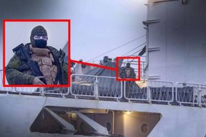 Det er truende adfærd at stå på dækket i elefanthue med en riffel i dansk farvand, som en DR-dokumentar afdækker sker på russiske flådeskibe. Det vurderer en militæranalytiker.