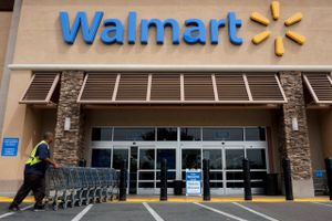 Flere pensionskasser, der er medlemsejede, har investeret i amerikanske Walmart, der er kendt for at bekæmpe organiseringen blandt medarbejdere.