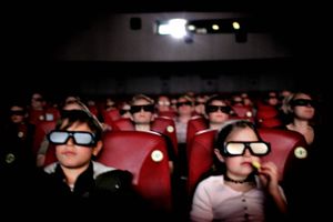 Nordisk Film vil satse mere på biograferne, der hverken er ramt af Netflix eller Facebook. Der er bare én udfordring: De unge. 