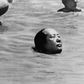 Formand Mao Zedong tog sin berømte svømmetur i Yangtze tæt ved Wuhan i juli 1966. Svømmetagene blev en stor pr-sejr for formanden og var endnu et eksempel på Wuhans centrale placering i kinesisk politik og magtspil. Stort set alle Maos større politiske projekter i 1950’erne blev lanceret fra Wuhan. Arkivfoto: AP