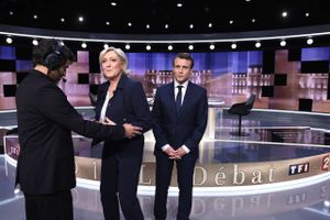 Kandidaterne gik hårdt til hinanden i debatten, der blev vist på fransk tv onsdag aften. Det er den sidste direkte duel mellem de to kandidater inden valget på søndag. Foto: Eric Feferberg/AP