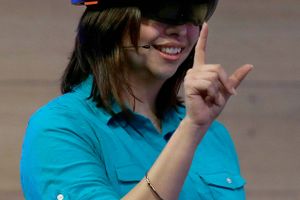 Microsofts næste store projekt er firmaets holografiske briller, HoloLens, som også vil køre Windows 10. 