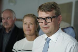 Aldrig har så mange danskere været i arbejde, og arbejdsgiverne skriger på arbejdskraft. Alligevel kan jobparate kontanthjælpsmodtagere gå i måneder uden at søge job.