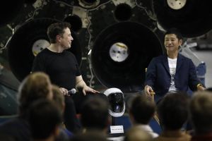 SpaceX CEO Elon Musk, left, looks toward Yusaku Maezawa, founder and president of Start Today Co., during an event at the SpaceX headquarters in Hawthorne, Calif., on Sept. 17 when Maezawa was revealed as the first paying passenger to the moon on a flight scheduled for 2023. Foto: Bloomberg photo by Patrick T. Fallon