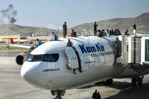 Et dansk evakueringsfly blev mandag nødt til at opgive sin plan om at lande i Kabul, mens en dansk statsborger ventede i uvished om, hvorfor han ikke fik besked fra Udenrigsministeriet. 