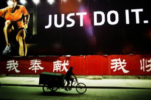 Nikes nyeste reklame er blevet et kæmpehit på internettet, men flere kritiserer sportsgiganten for ikke at tage afstand fra behandlingen af uighurerne i Kina.
