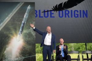 Amazons grundlægger, Jeff Bezos, fremviser en Blue Origin raket den 15. september 2015. Rick Scott, Floridas guvernør, ser på i baggrunden. Blue Origin er en af mange kommercielle rumfartsfirmaer - ingen besidder dog Space X's teknologiske snilde. Endnu, i hvert fald. Foto: AP Photo/Phelan M. Ebenhack